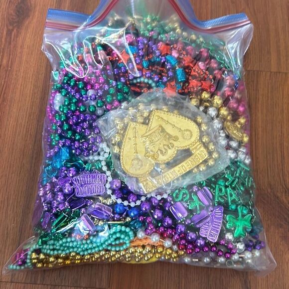 4 lbs of assorted plastic beads. - Picture 1 of 3